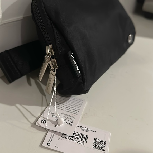 NWT LuluLemon Everywhere Belt Bag 2L BLK - Picture 7 of 13
